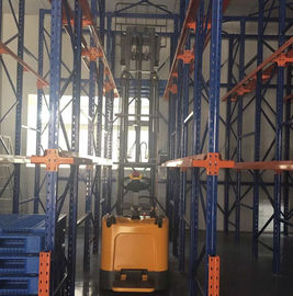 Counter Balanced Warehouse Forklift ความสูงยก 5.6m โครงสร้างที่กะทัดรัด